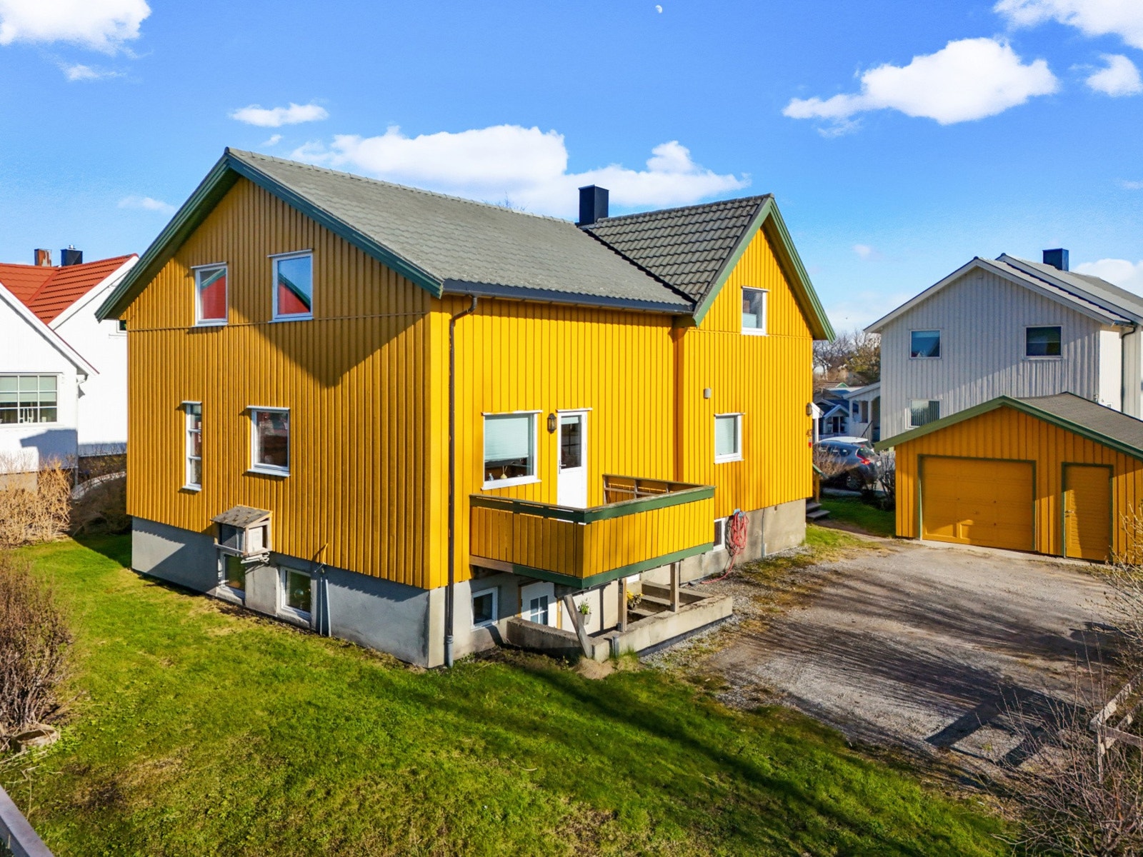 Romslig tomt med gode parkeringsforhold i garasje og på tomten. Galleribilde