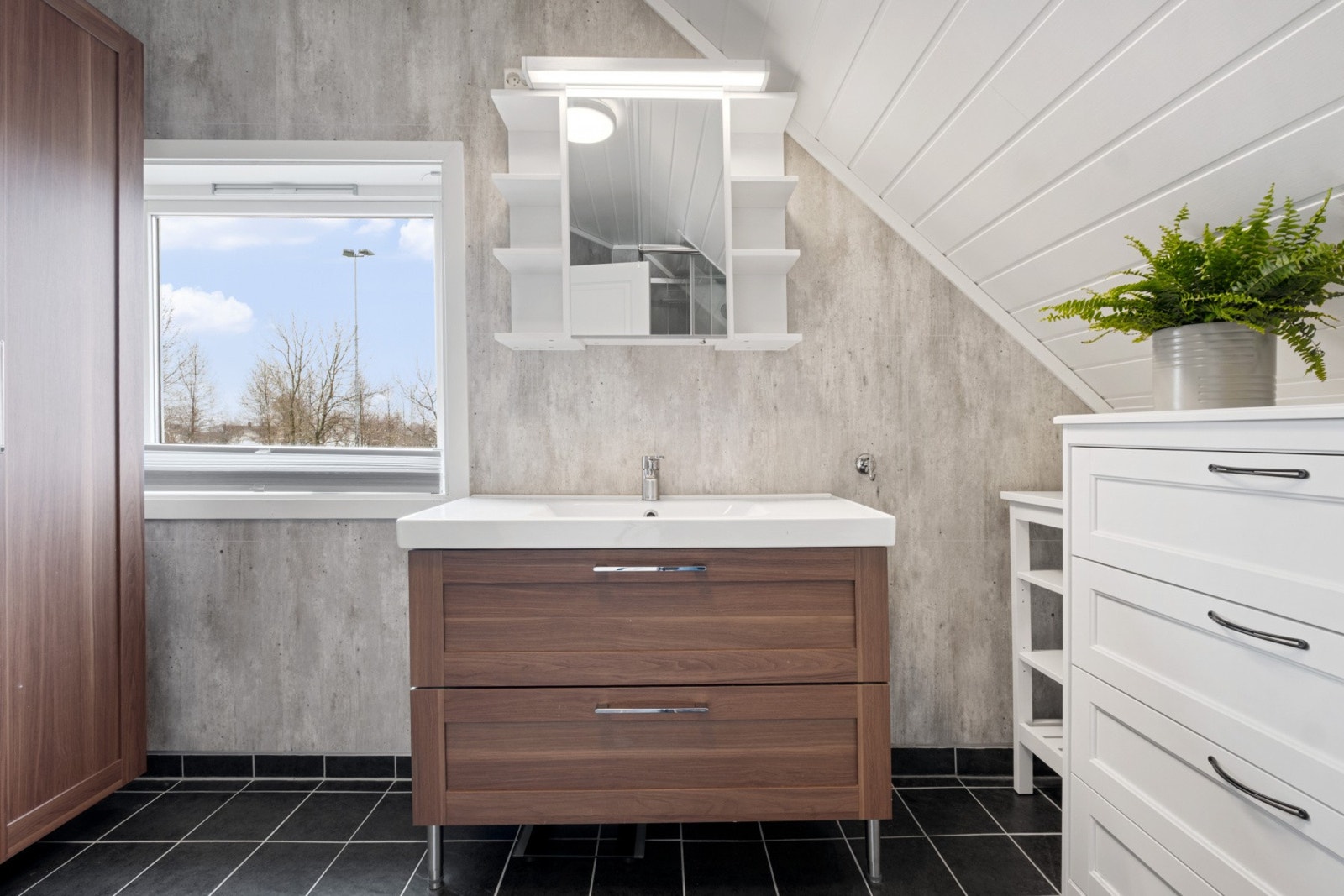 Pen innredning med hel servant, underskap og høyskap. Galleribilde