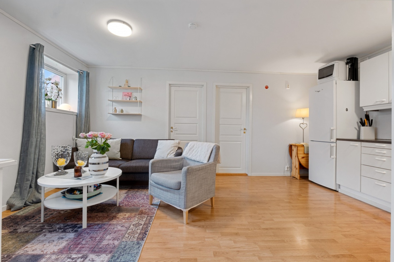 Stue med åpen kjøkkenløsning. Galleribilde