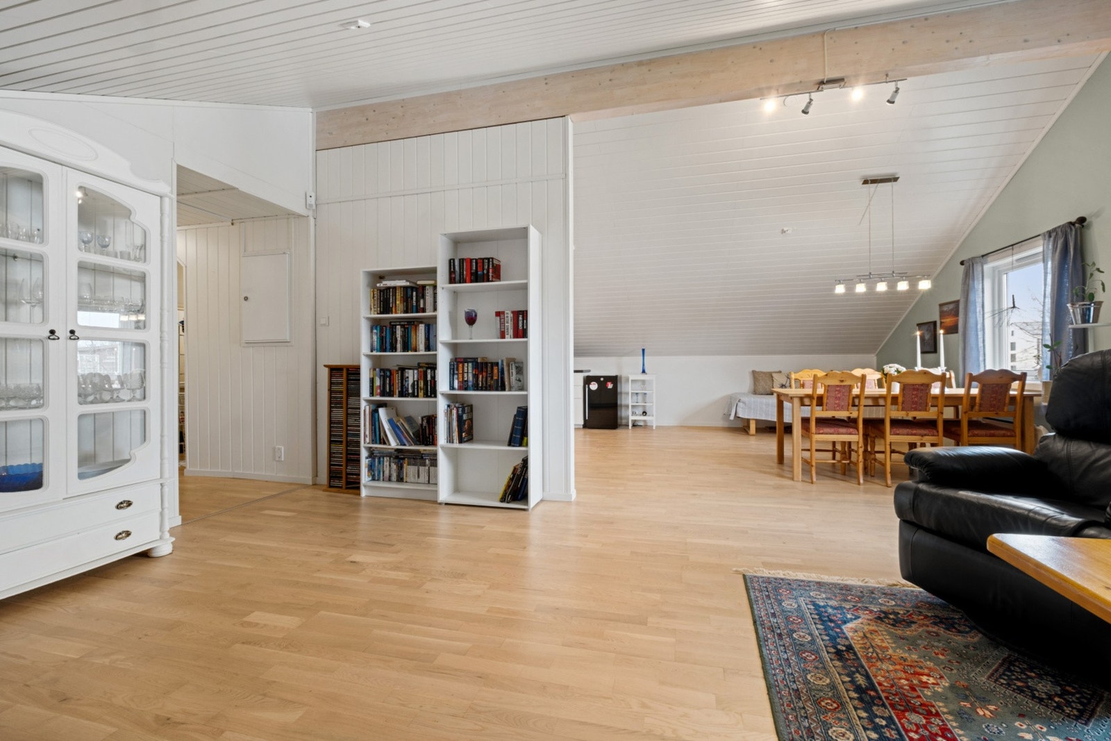 Her er det god plass til flere sittegrupper. Galleribilde