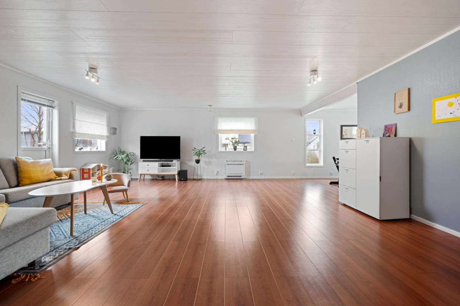 Stor stue med plass til flere sittegrupper. Galleribilde