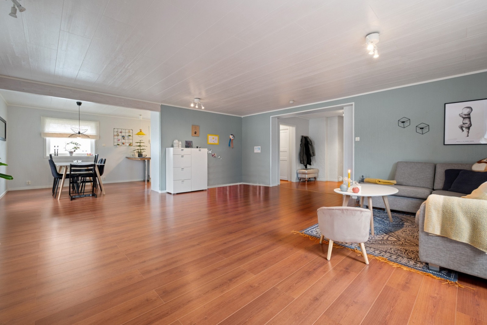 Delvis åpen løsning mot kjøkken. Galleribilde