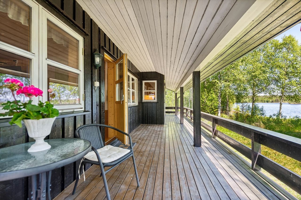 Overbygget terrasse/svalgang hvor utelivet kan nytes uavhengig av vær og vind Galleribilde