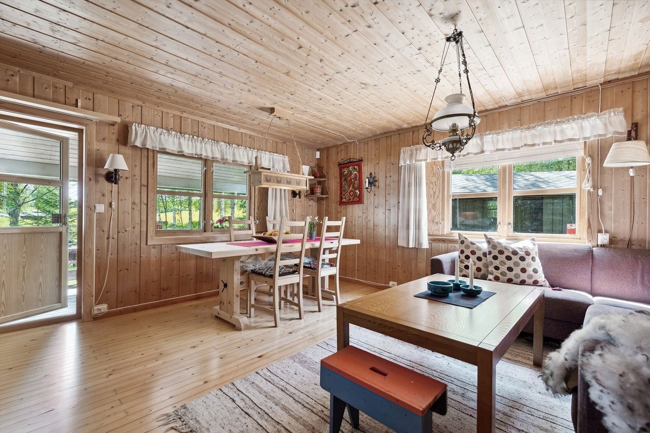 Stuen med utgang til terrasse/svalgang hvor utelivet kan nytes uavhengig av vær og vind Galleribilde