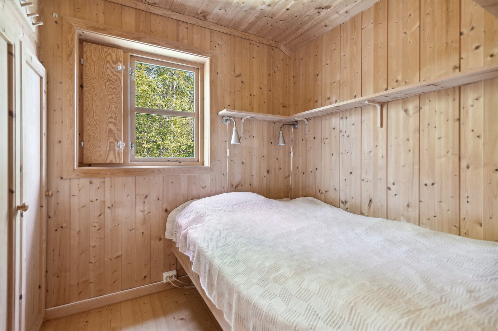 Soverom med dobbeltseng og plassbygde garderobeskap Galleribilde