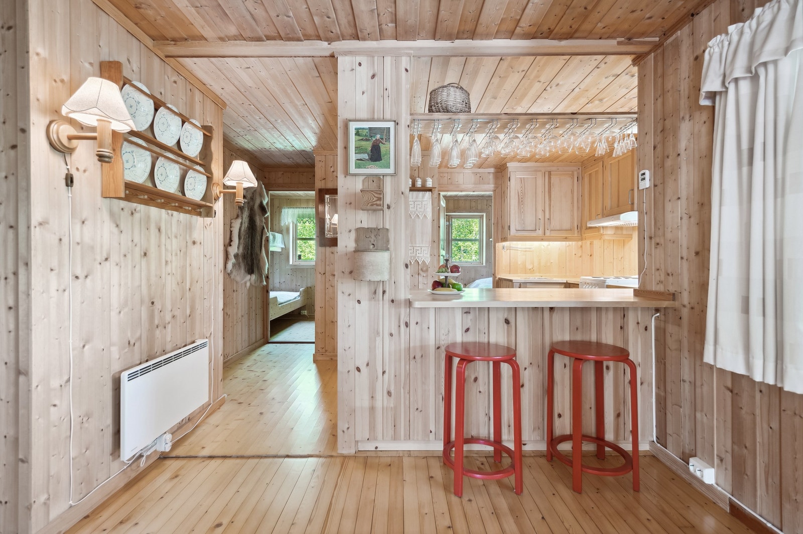 Praktisk barløsning som danner et naturlig skille mellom stue og kjøkken Galleribilde