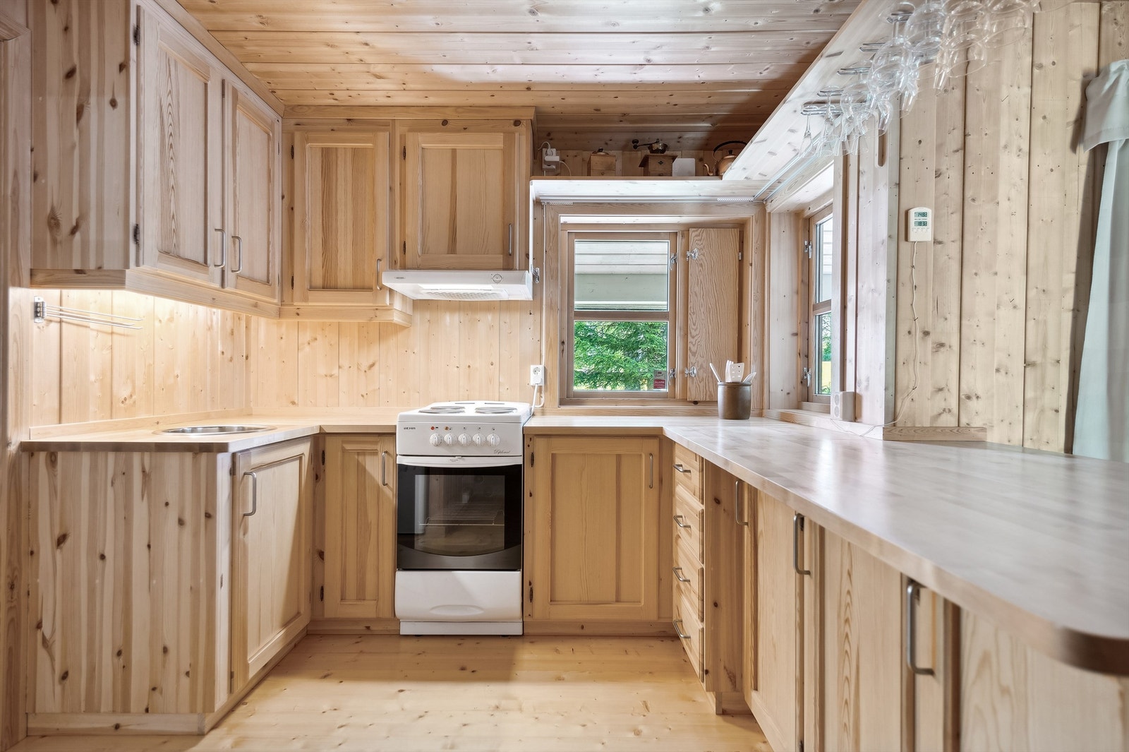 Plassbygd, romslig og praktisk kjøkken med innholdsrik innredning Galleribilde