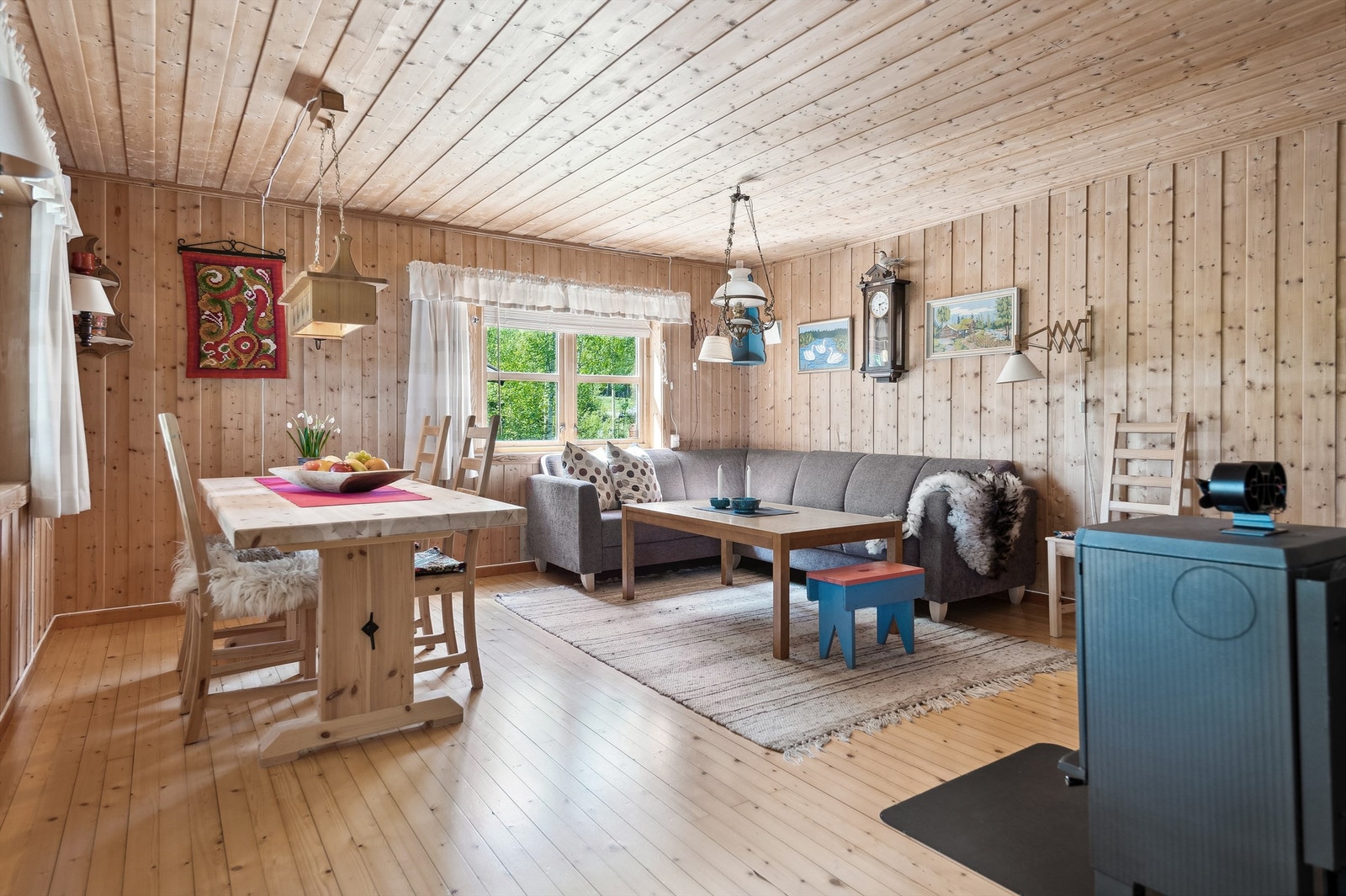 I den koselige stuen er det god plass til både salong og stort spisebord Galleribilde