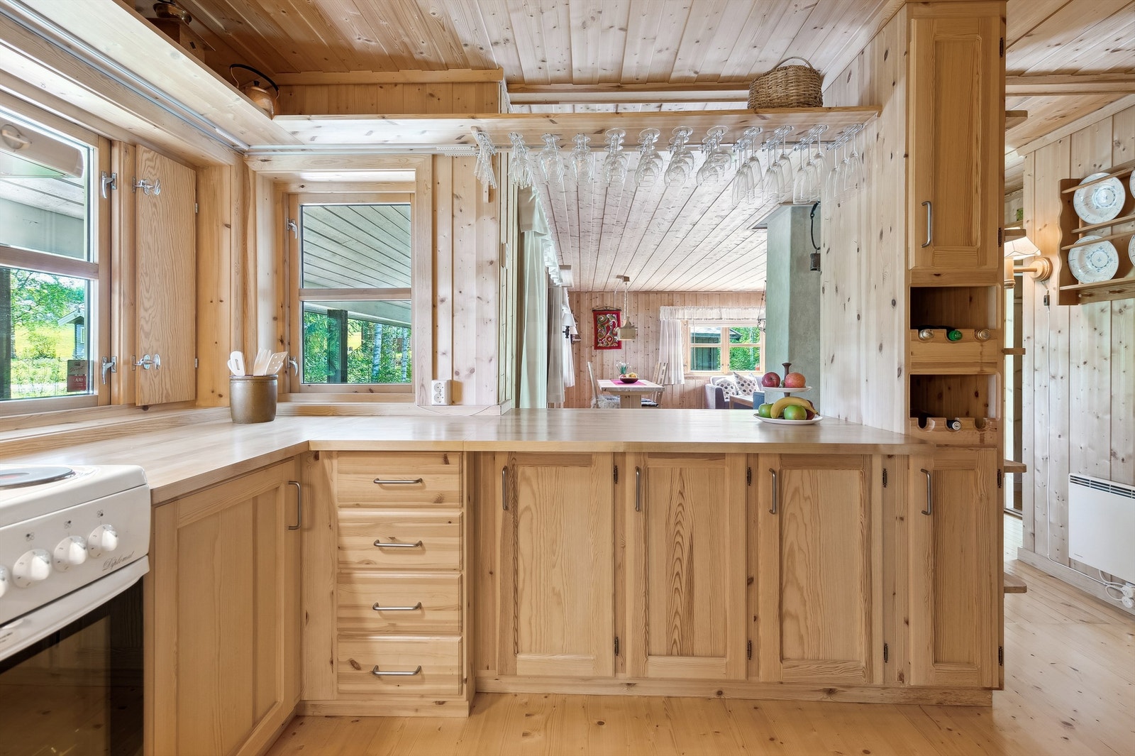 Plassbygd kjøkken mot stuen Galleribilde