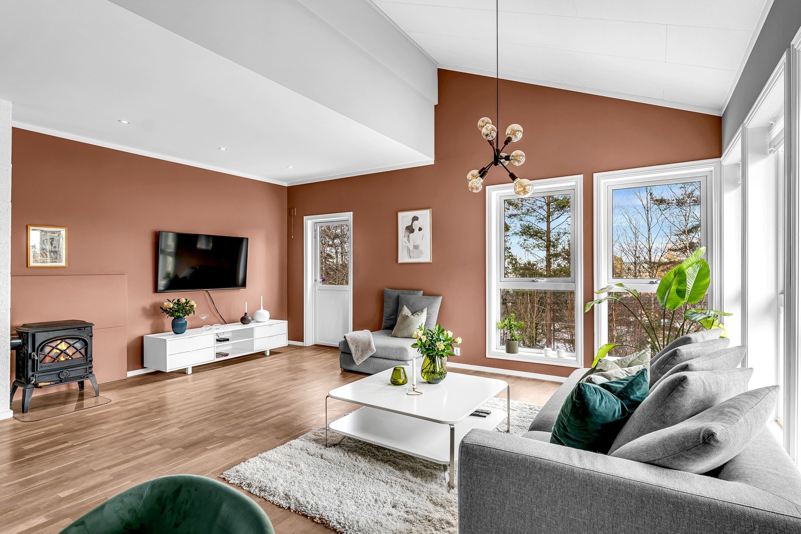 Stueområdet befinner seg i 2. etasje og er av god størrelse med plass til å møblere sofagruppe og spisestuebord med stoler. Galleribilde