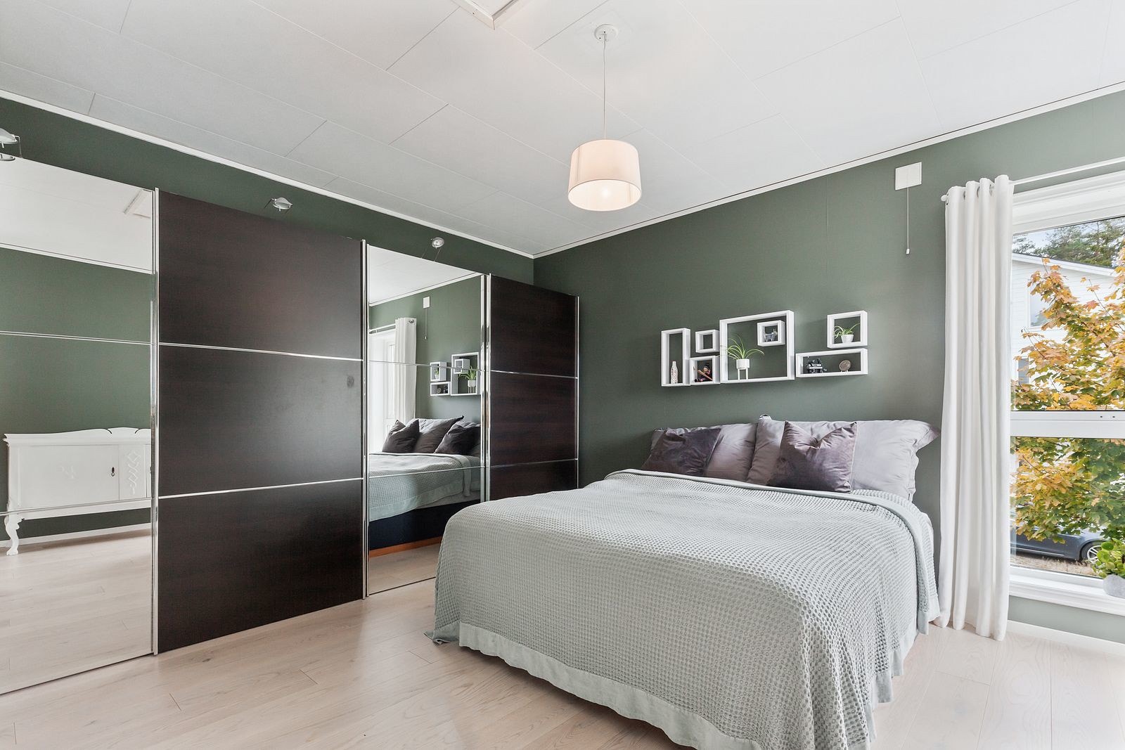 Her har du praktisk og stort garderobeskap for maksimalt med oppbevaringsplass av klær og sko. Galleribilde