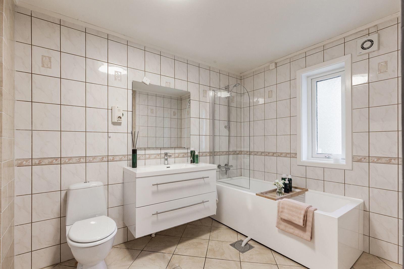 Badet er innredet med gulvstående toalett, servant med underskap og et badekar med glass-skjermvegg. Innredningen ble fornyet i 2020. Galleribilde