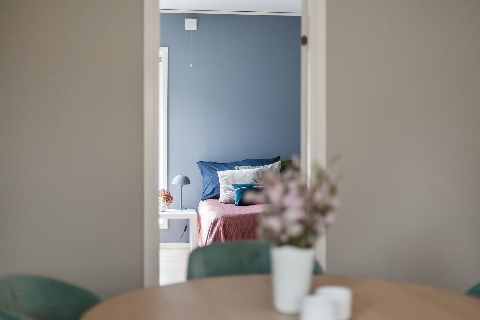 Fra stueområdet er det inngang til soverom 2 av de 3 soverommene som boligen tilbyr. Galleribilde