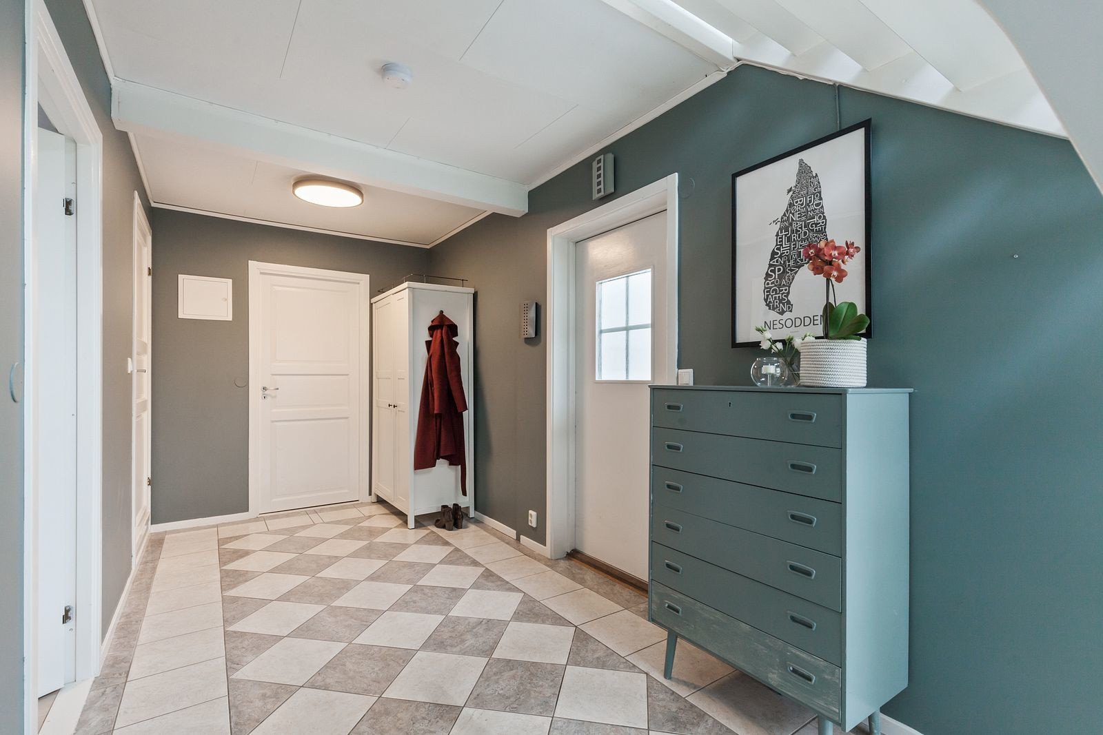 Boligen har en innbydende og romlig entré, med god plass til garderobeskap. Galleribilde