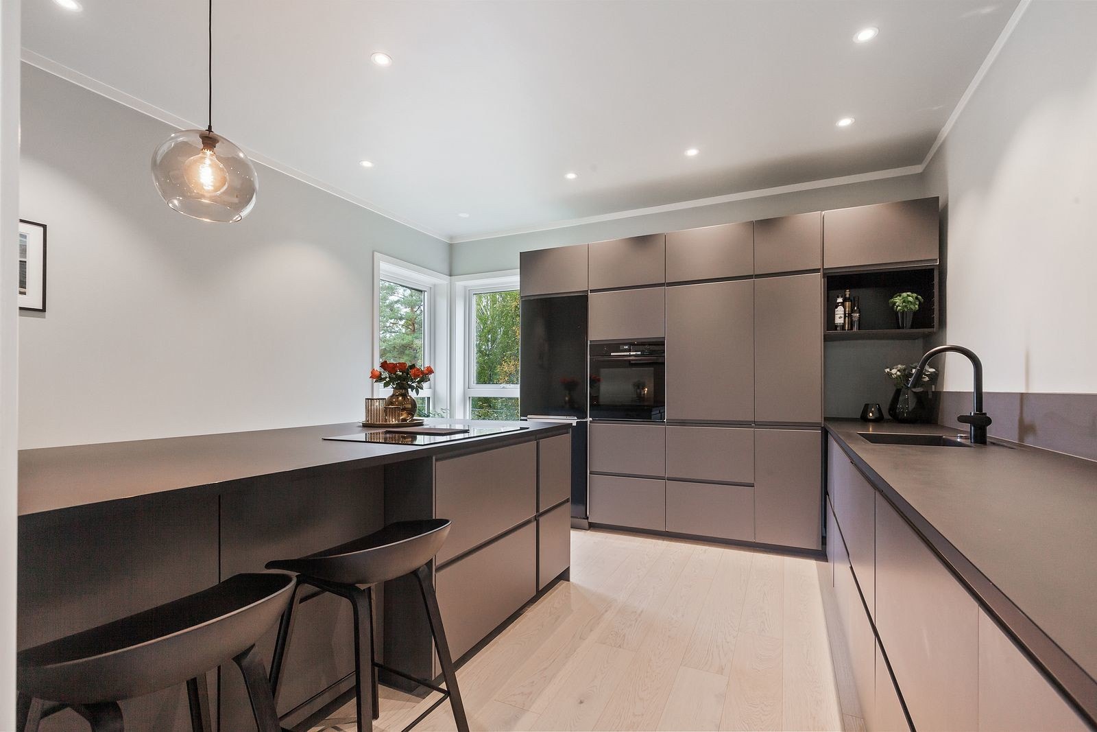 Kjøkkenet ble oppgradert i 2020 og fremstår som moderne og funksjonelt. Her er takhøyden på hele 2,7 meter. Galleribilde