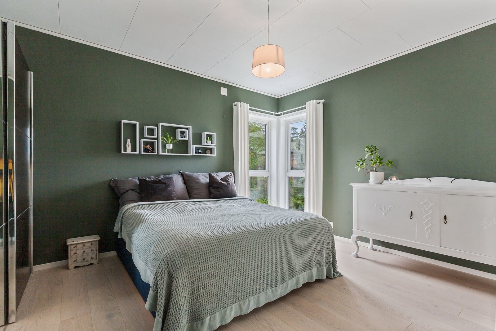 Hovedsoverom er av svært god størrelse og her er det også en unik takhøyde på hele 2,7 meter. Galleribilde