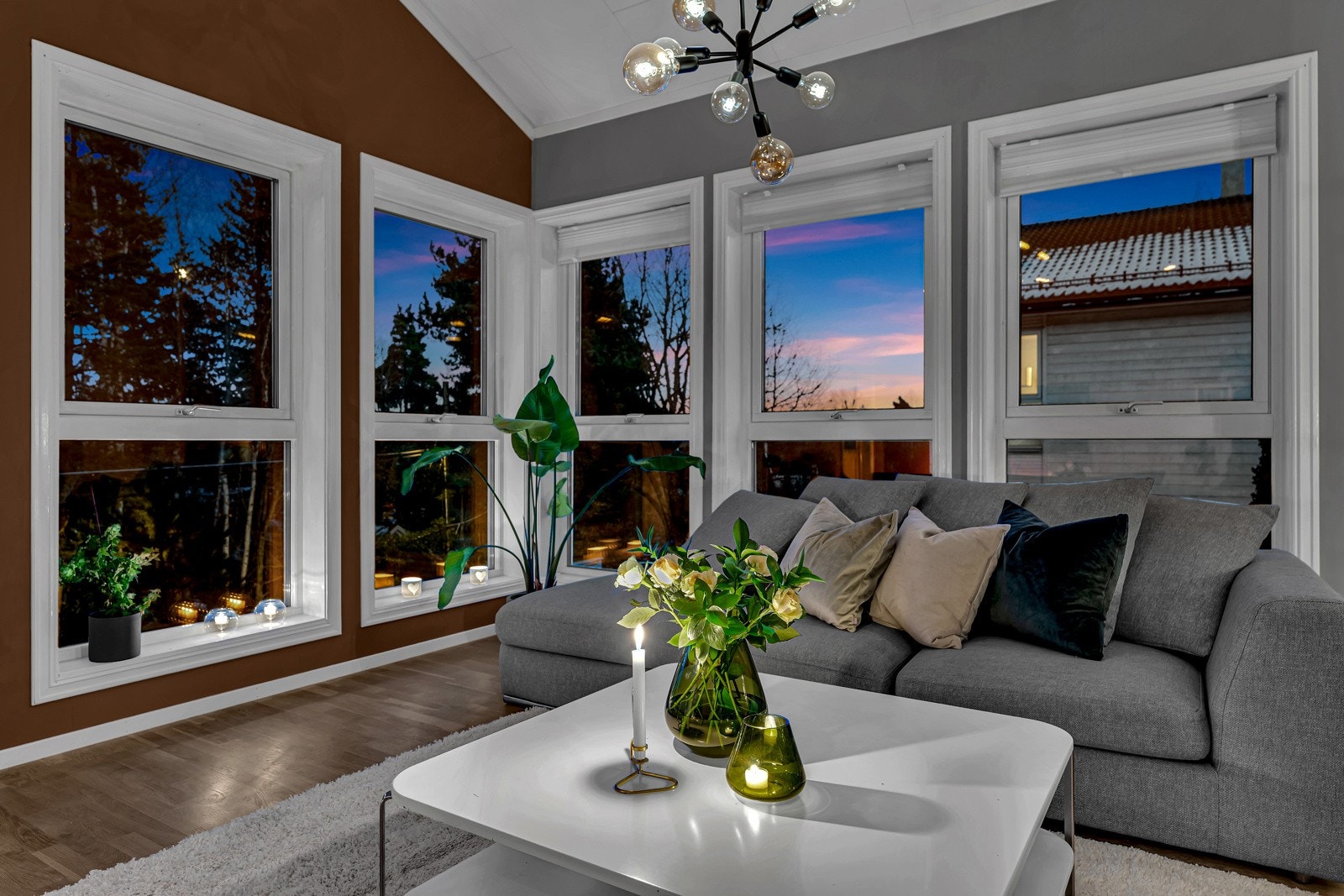 Med elegante og store vindusflater som går fra gulv til tak gir et eksklusivt preg. Fra de store vindusflatene er det et luftig og godt utdsyn. Galleribilde