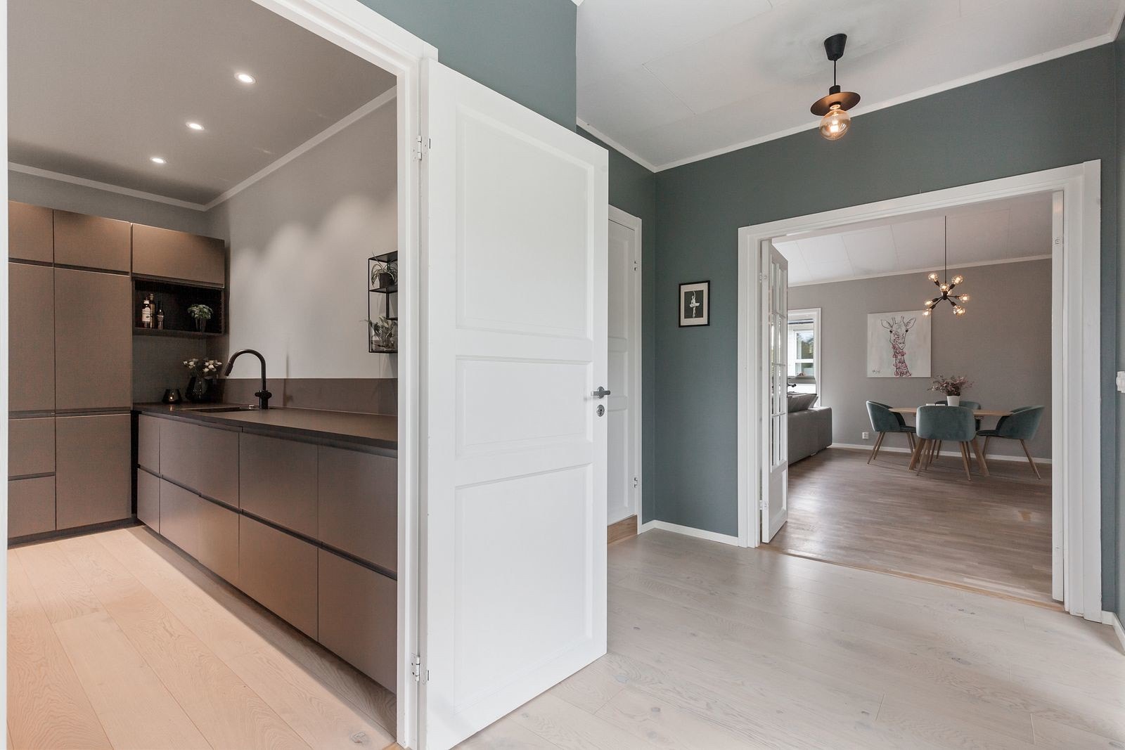 Når man ankommer boligens 2. etasje finner du kjøkkenet til venstre, mens stueområdet er beliggende rett frem gjennom tofløyet dør. Galleribilde