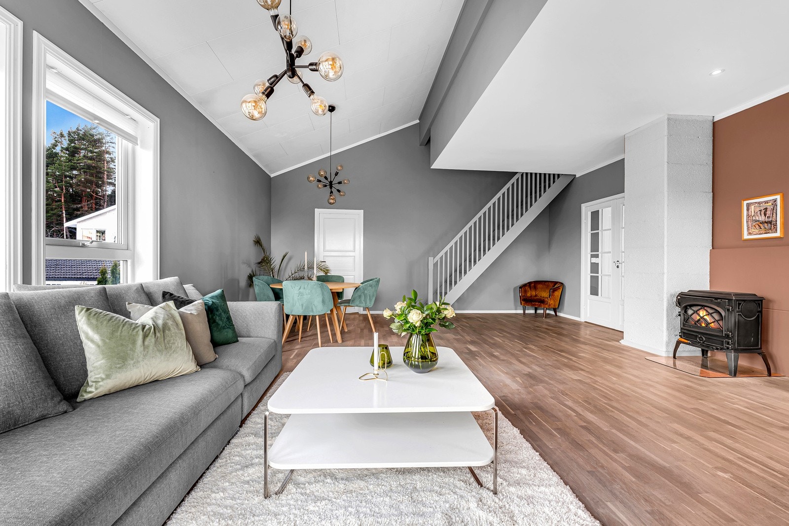 En flott del av tomannsbolig som er oppført i 2004 og fordeler seg over 2 etasjer og hems med en velutnyttet planløsning. Galleribilde