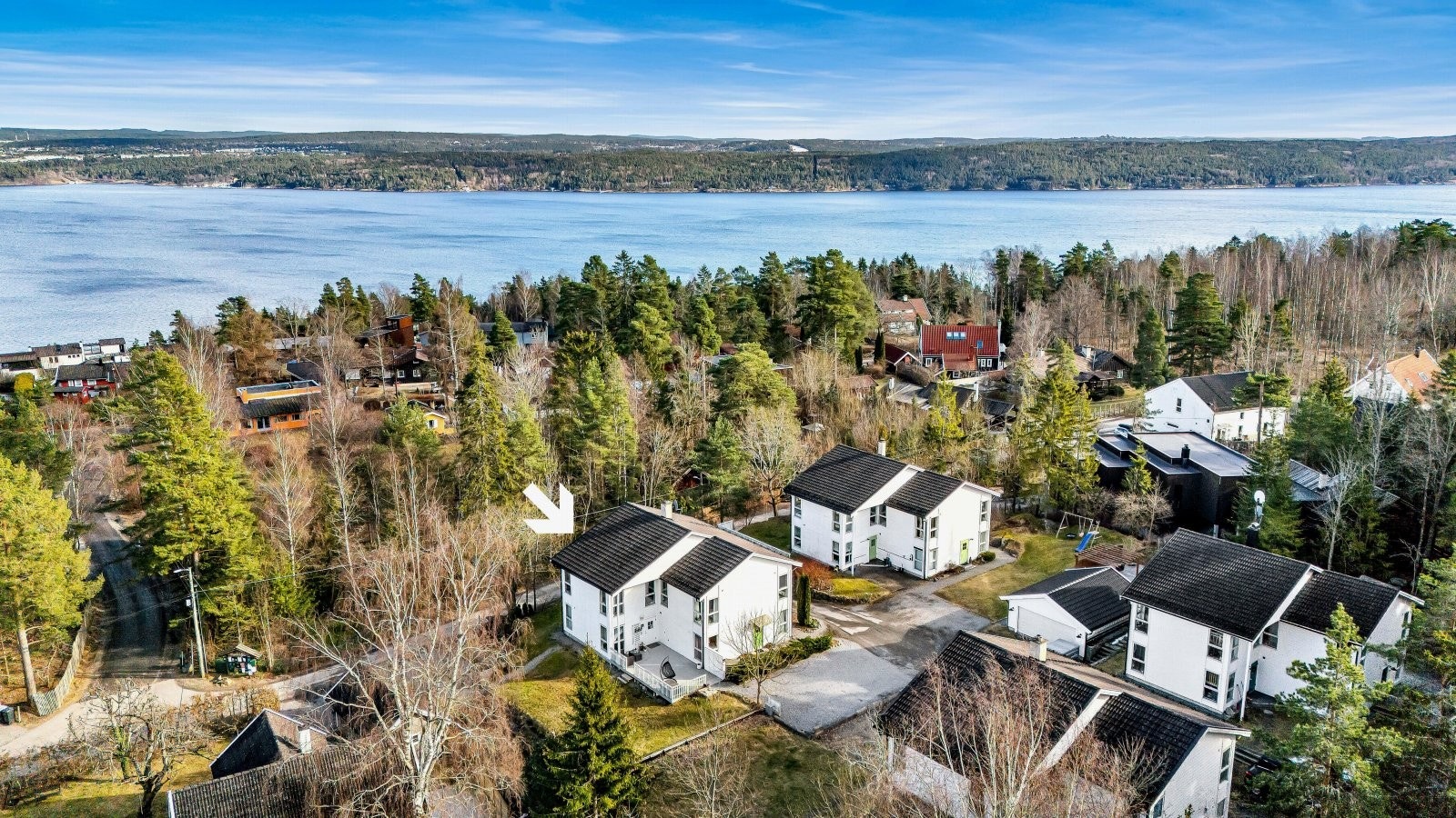 Boligen er markert med hvit pil. Her ser man nærhet til vannet og ikke minst den fine hagen. Galleribilde