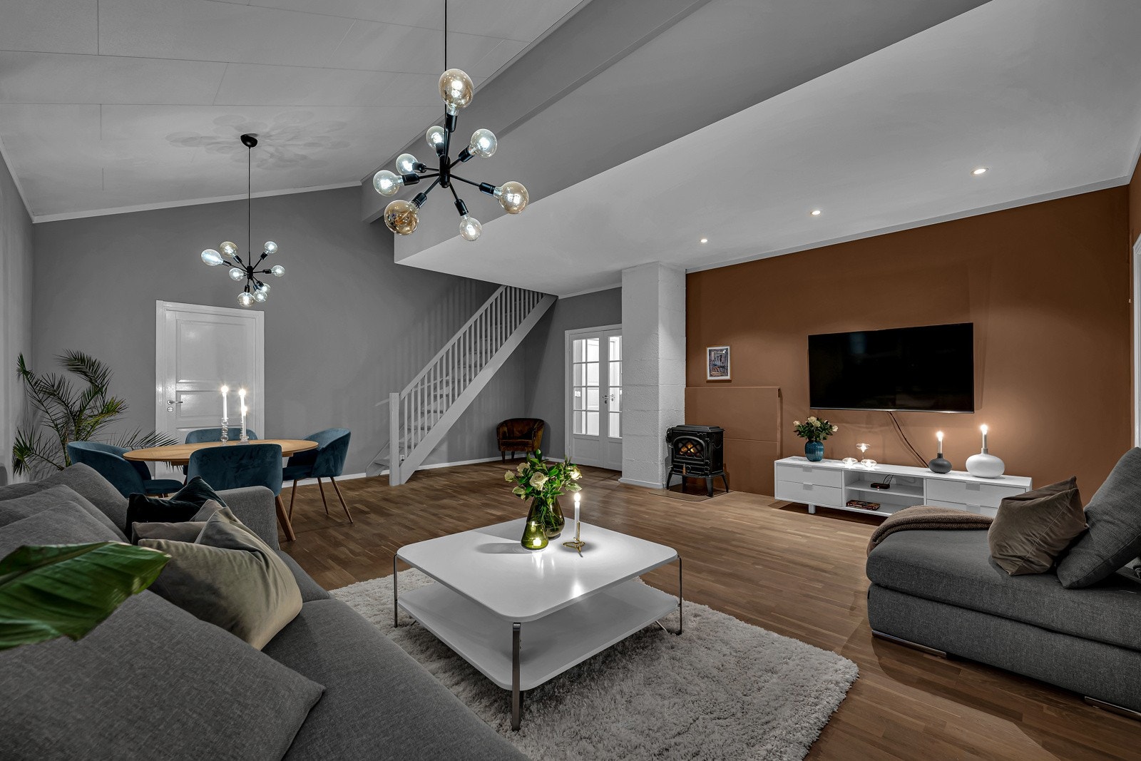 En imponerende takhøyde i stueområdet på hele 3,9 meter på det høyeste. Det er en unik takhøyde på 2,7 meter gjennomgående i hovedetasjen. Galleribilde