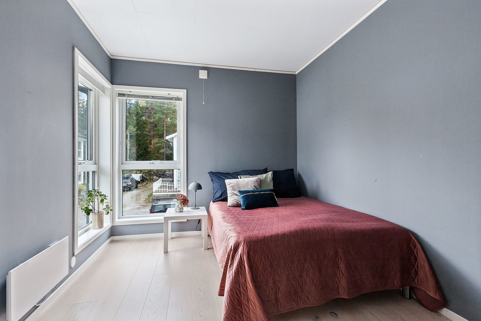 Soverom 2 er lyst og luftig med gulv til tak vinduer som gir svært gode lysforhold. Galleribilde