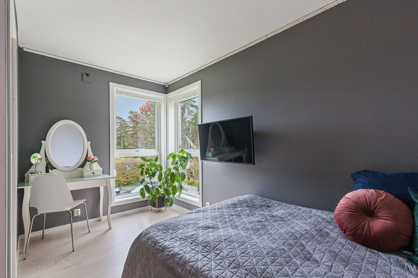 Store gulv til tak vinduer slipper inn rikelig med naturlig lys. Galleribilde