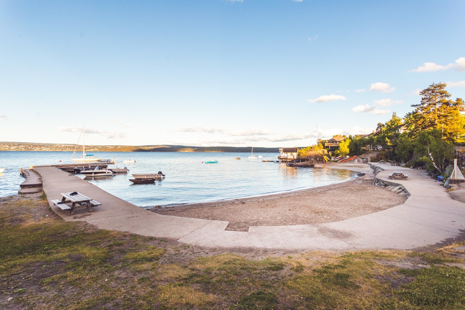 Fojordvangen strand ligger med 10 minutters gange fra boligen, men det er også andre strender i nærheten som Hellvikstrand (ca. 2 km unna). Galleribilde