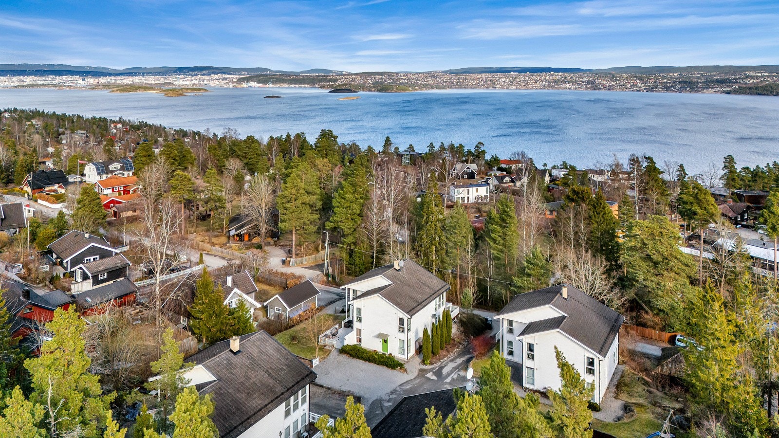 Boligen ligger i naturskjønne omgivelser med kort gangavstand til straden. Galleribilde