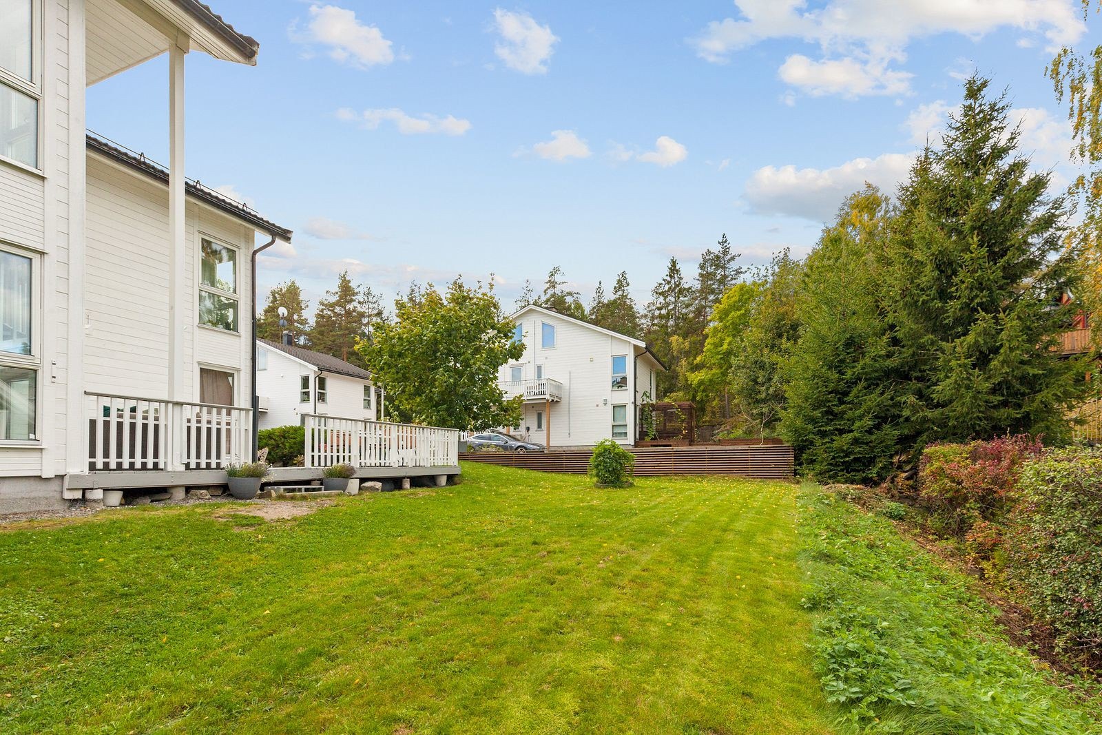 Stor og opparbeidet hage med gode muligheter for sosiale sammenkomster og lek. Galleribilde