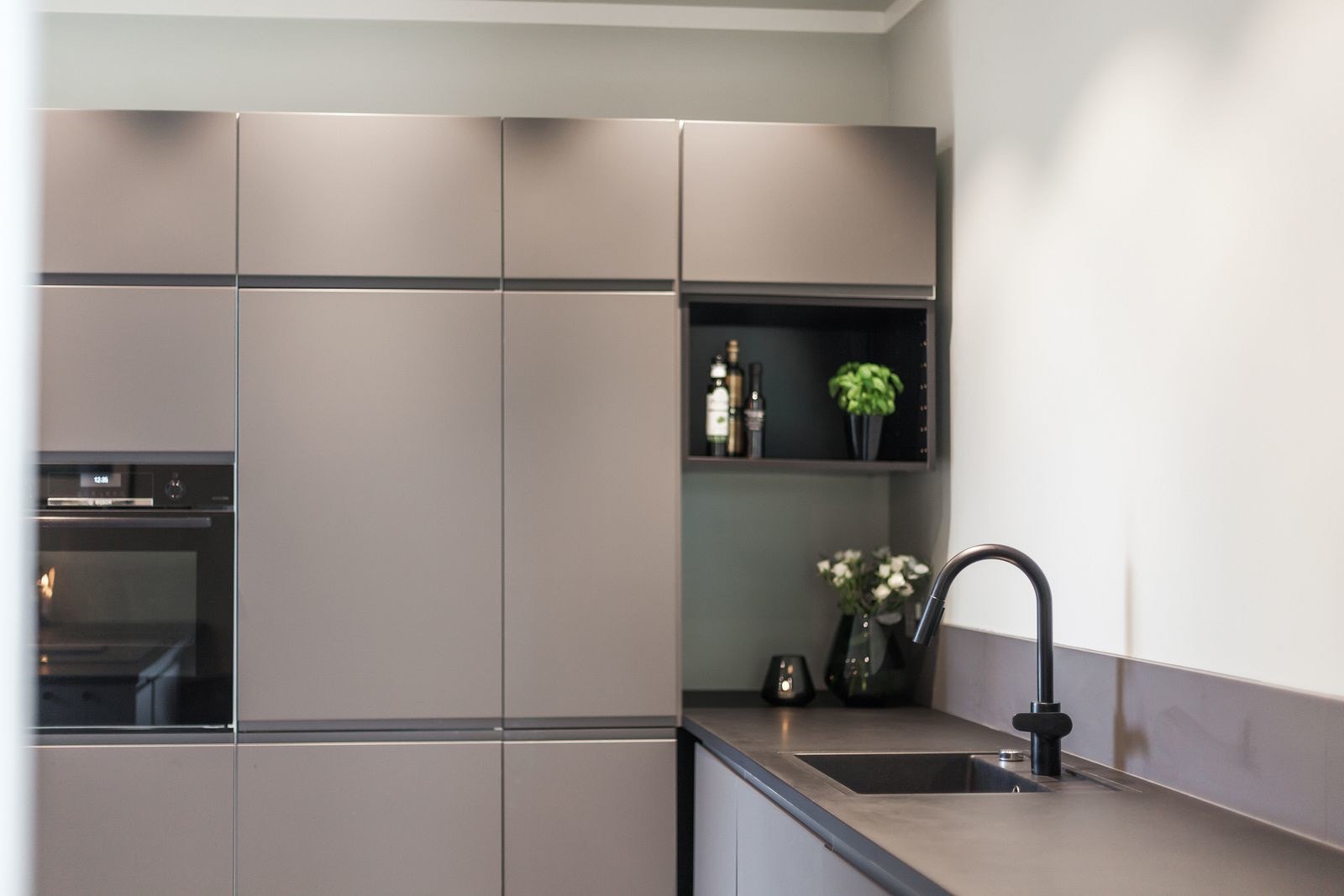 Den lekre innredningen har slette fronter, benkeplate i laminat og god skap- og benkeplass. Det er integrerte hvitevarer som platetopp, stekeovn og oppvaskmaskin, samt et kjøleskap med fryser smart plassert i en nisje. Galleribilde