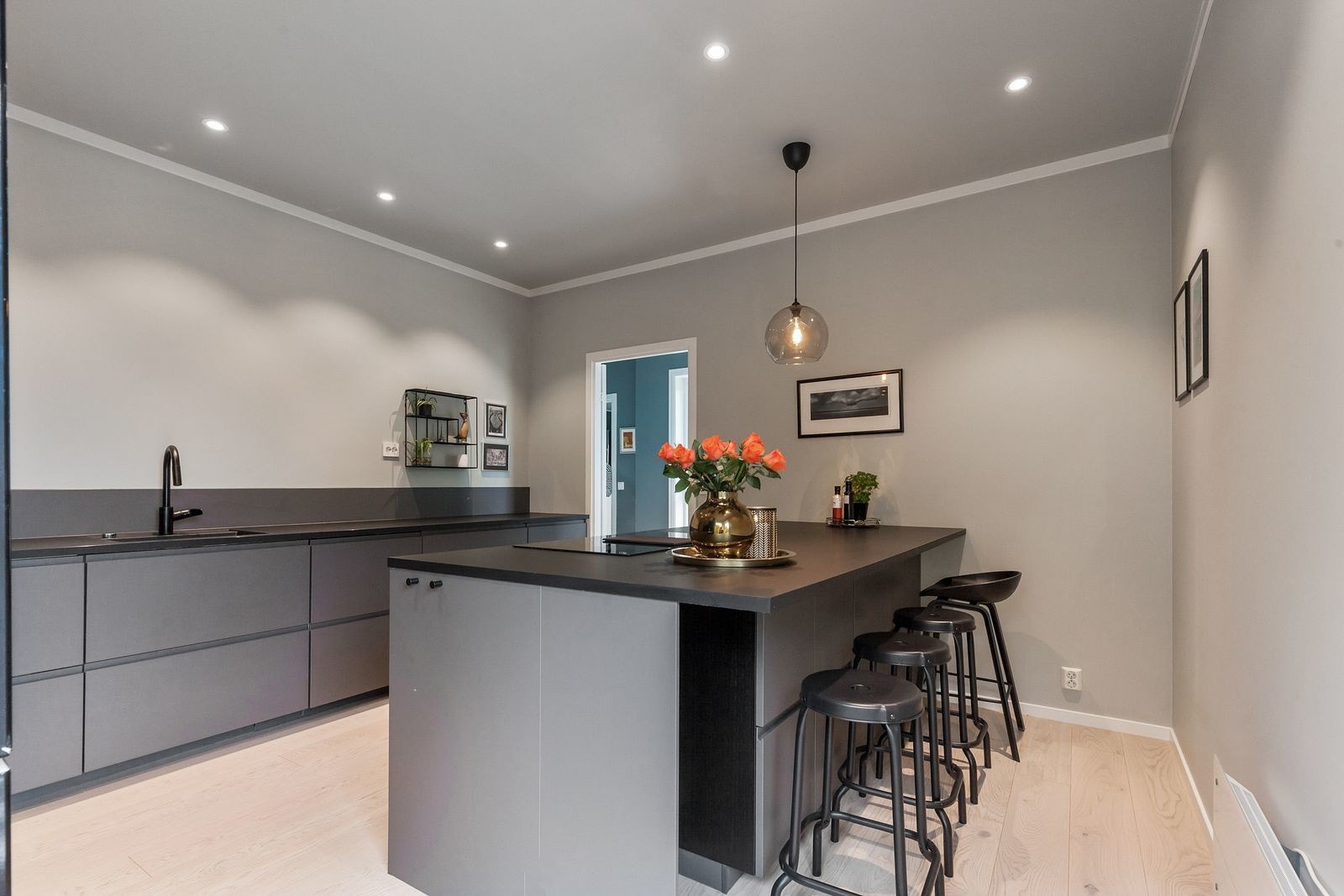 Elegant og stilrent kjøkken fra 2020. Her er det en unik takhøyde på hele 2,7 meter. Galleribilde