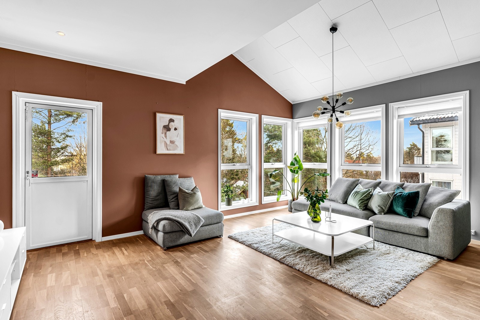 Stuen er unik og tilbyr gode fasiliteter som balkong, peis, store vindusflater, luftig utsyn, unik takhøyde og parkett på gulvet. Galleribilde