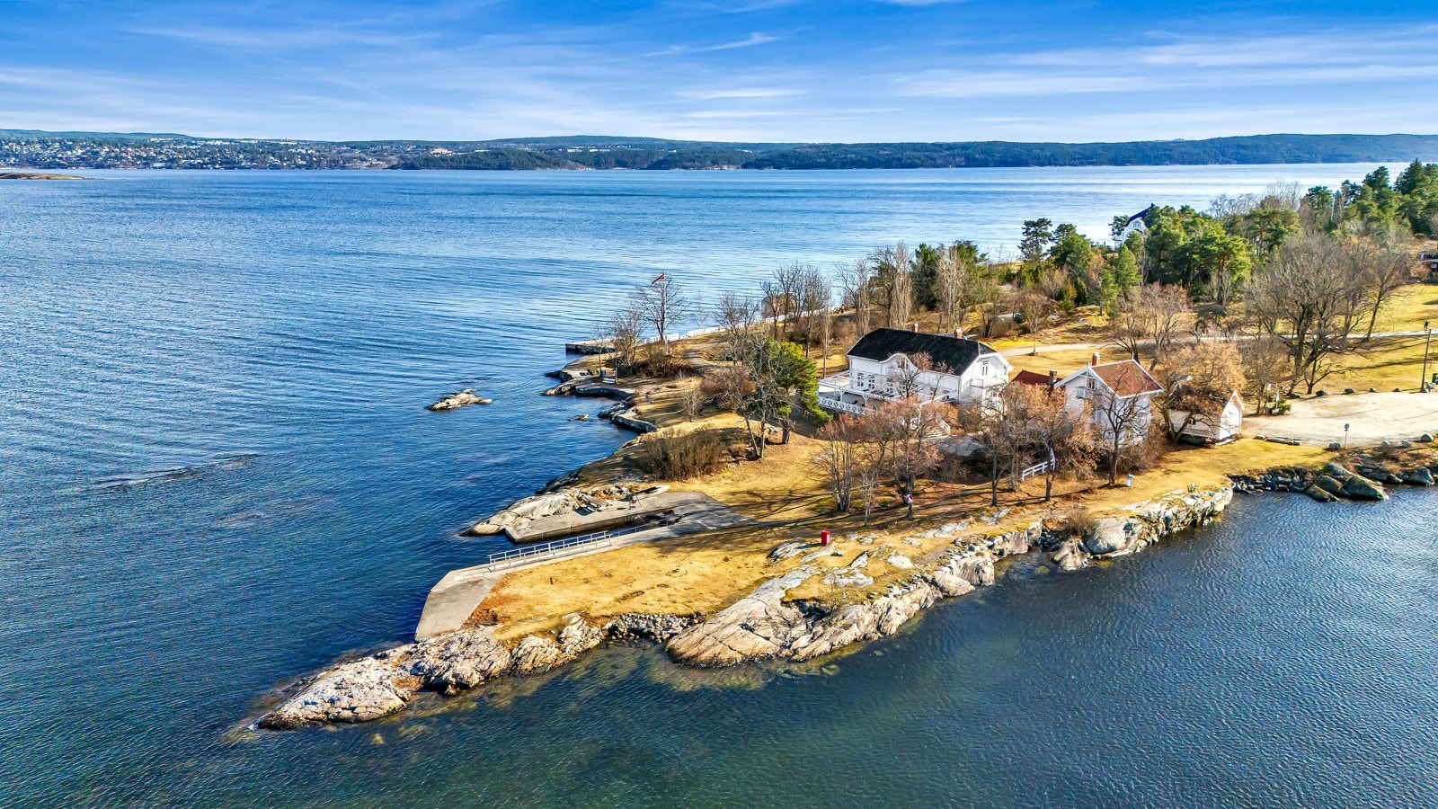 Naturskjønne omgivelser med norsk natur -skjø og skog. Galleribilde