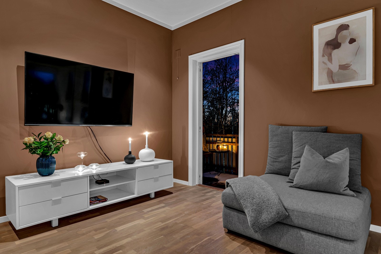 Ved å ha balkongdøren oppe på sommerstid gir det en nærhet til naturen fra stuen. Galleribilde