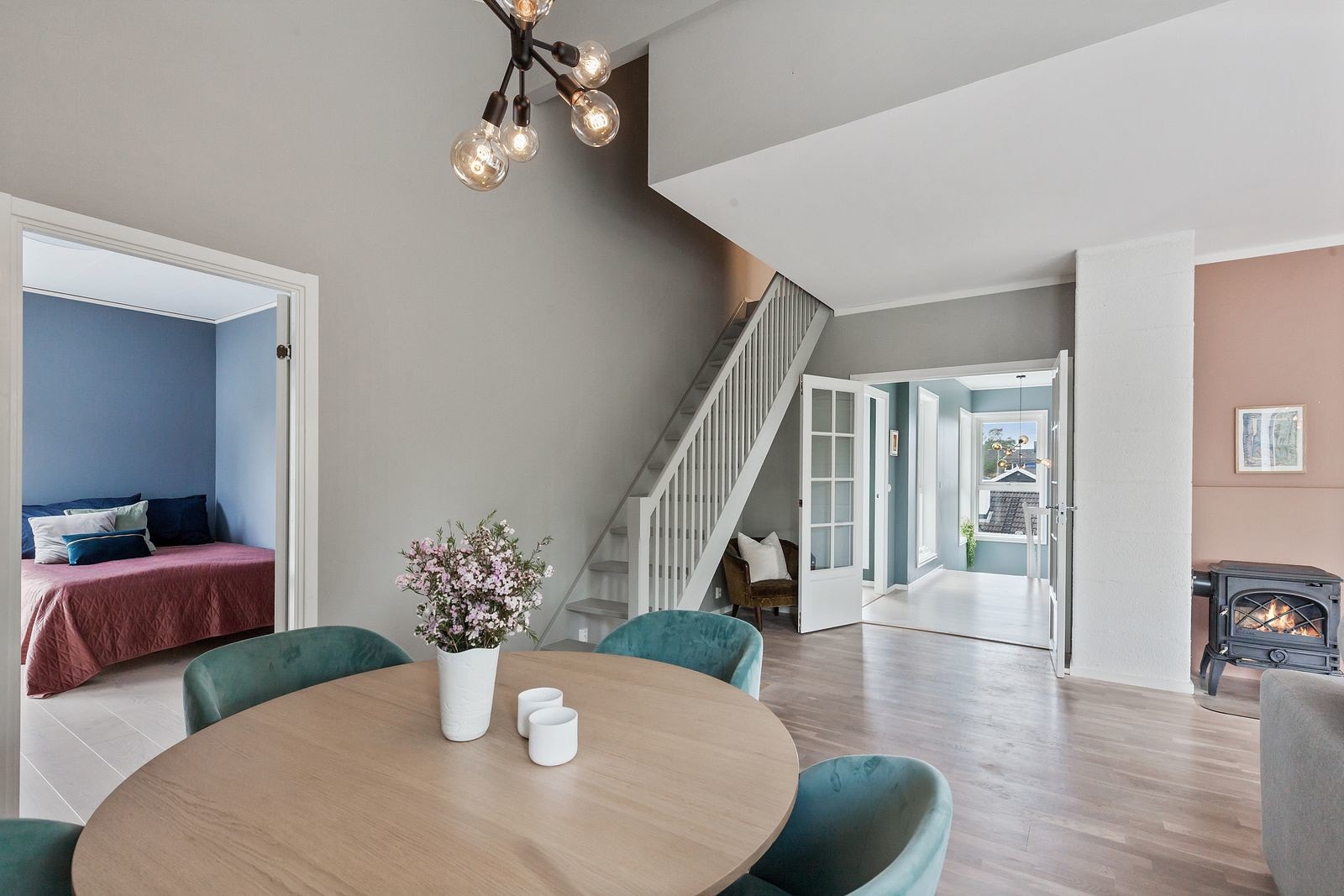 Fra stueområdet fører trappen opp til den praktiske hemsen. Galleribilde