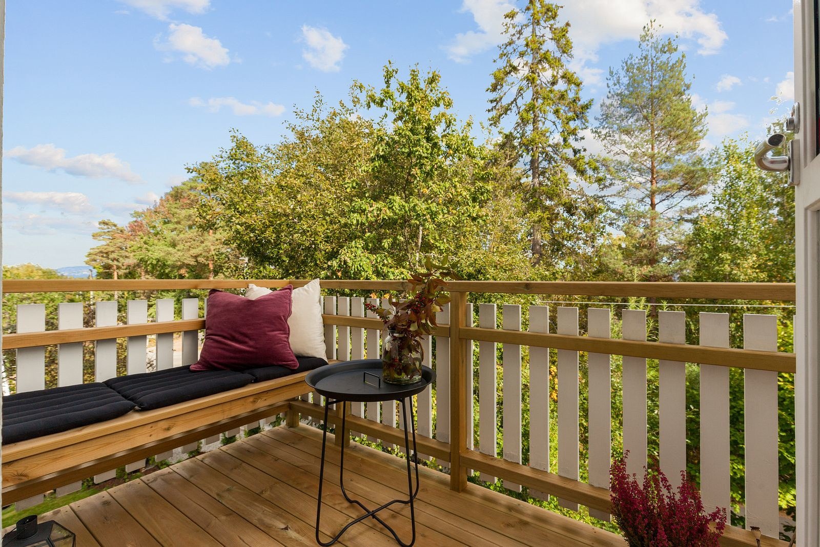 Balkongen er utstyrt med en plassbygget sittebenk. Galleribilde