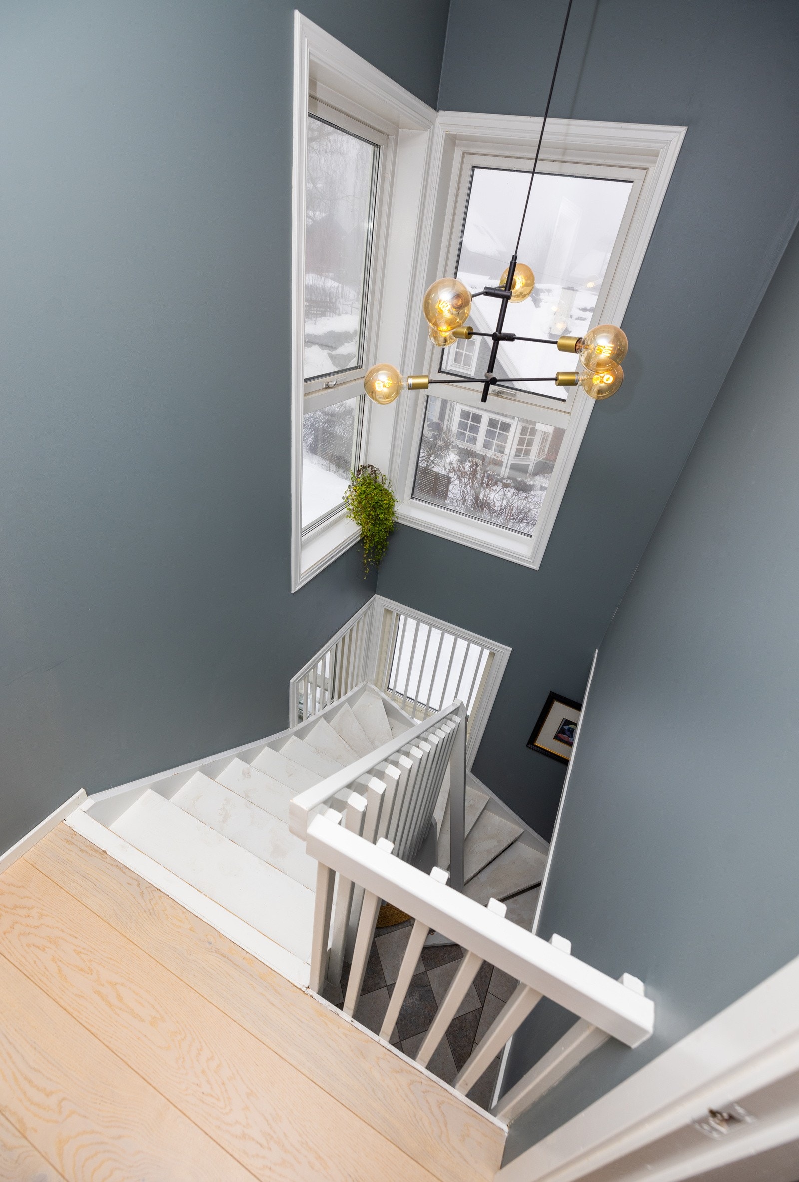 Videre trer man ned i boligens 1. etasje. Trappen er malt i 2025. Galleribilde