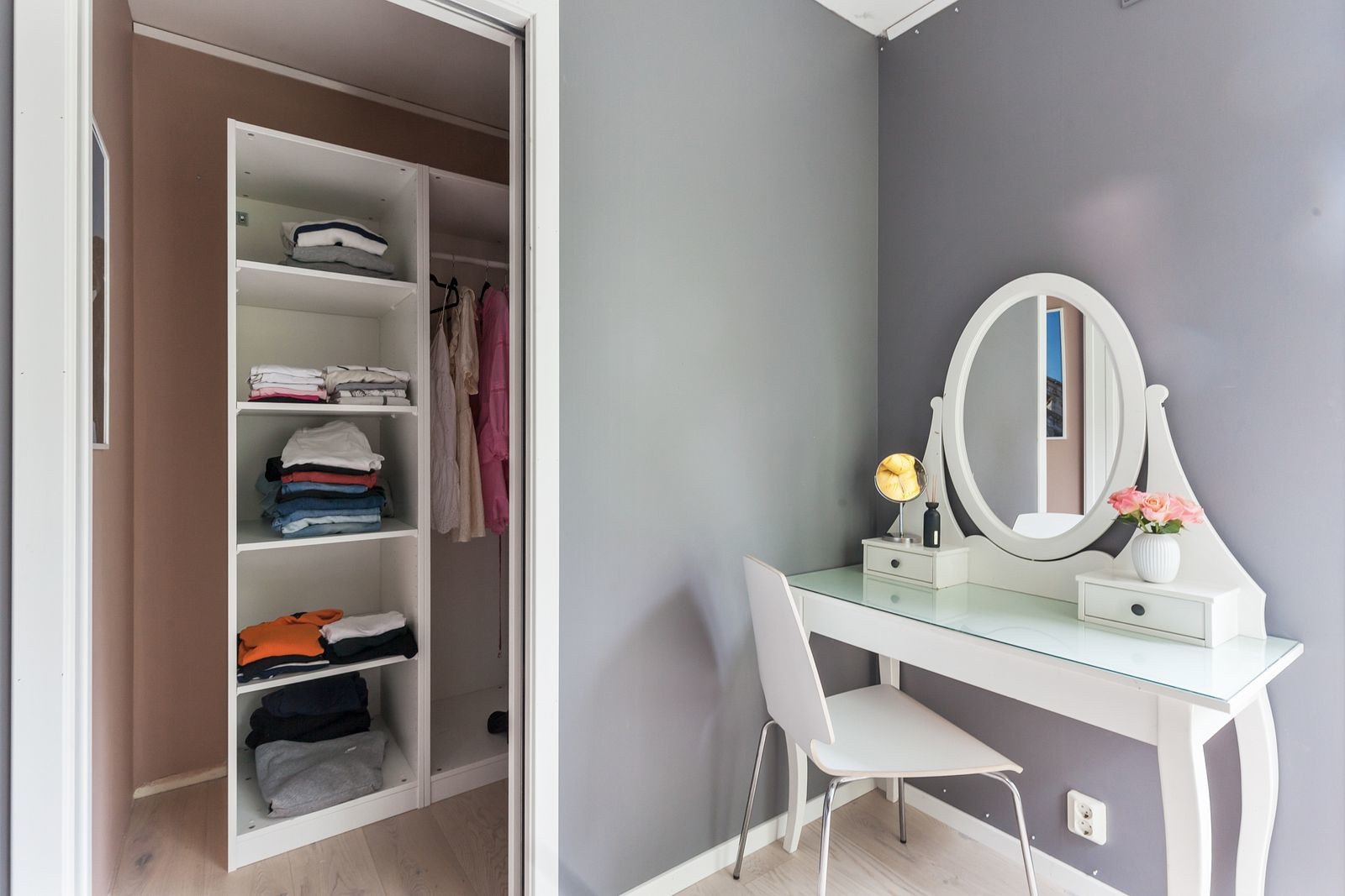 Her er det en praktisk innebygget walk-in closet for maksimal oppbevaringsplass av klær og sko. Galleribilde