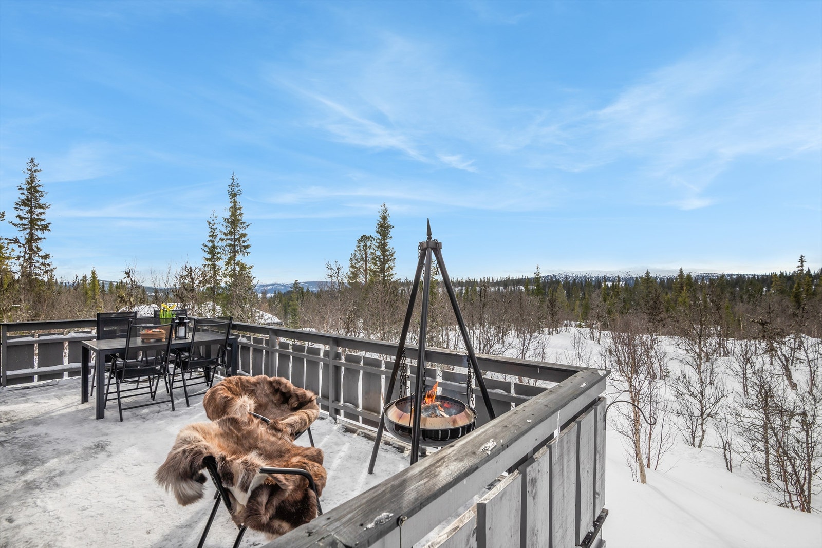 Beliggenhet på en bakketopp med utsikt mot Kvitfjell og omkringliggende fjellområder. Galleribilde