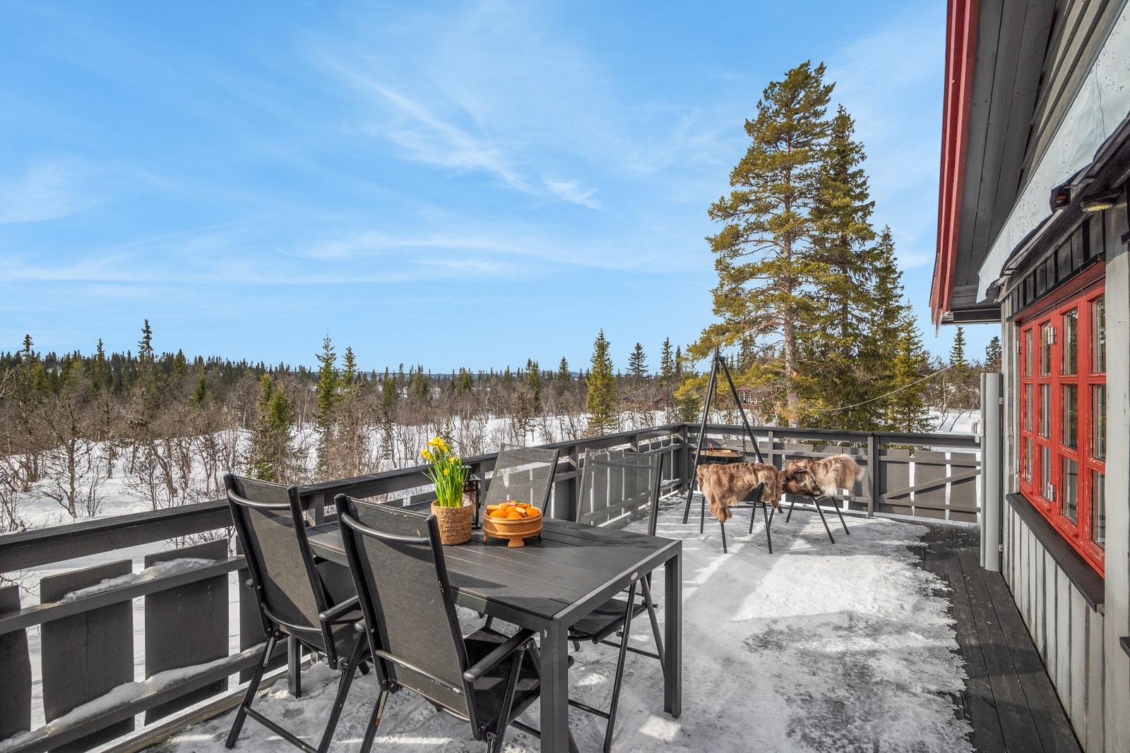 Vestvendt terrasse på ca. 26 m². Galleribilde