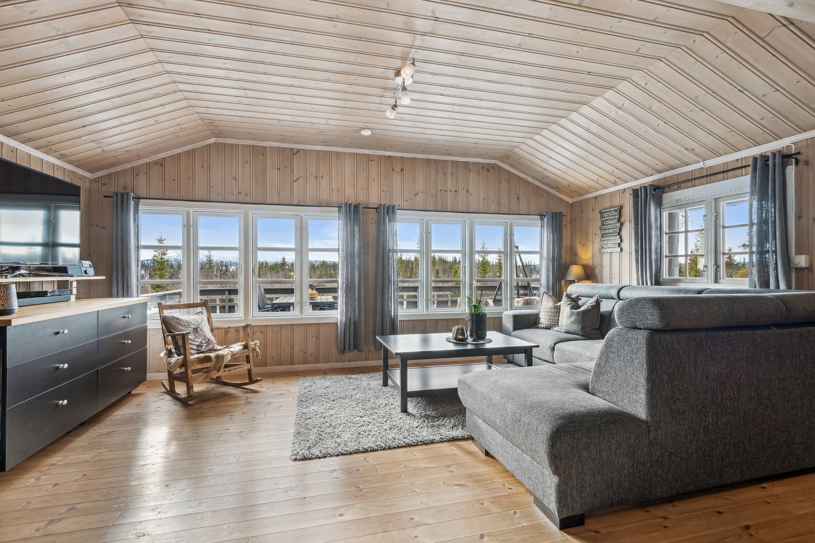 Store vinduer gir naturlig lysinnslipp. Galleribilde