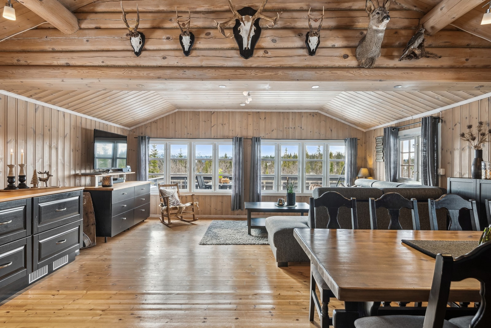 Koselig hytte med flott utsikt, store vinduer som slipper inn mye naturlig lys, og sjarmende detaljer i treverk. Galleribilde