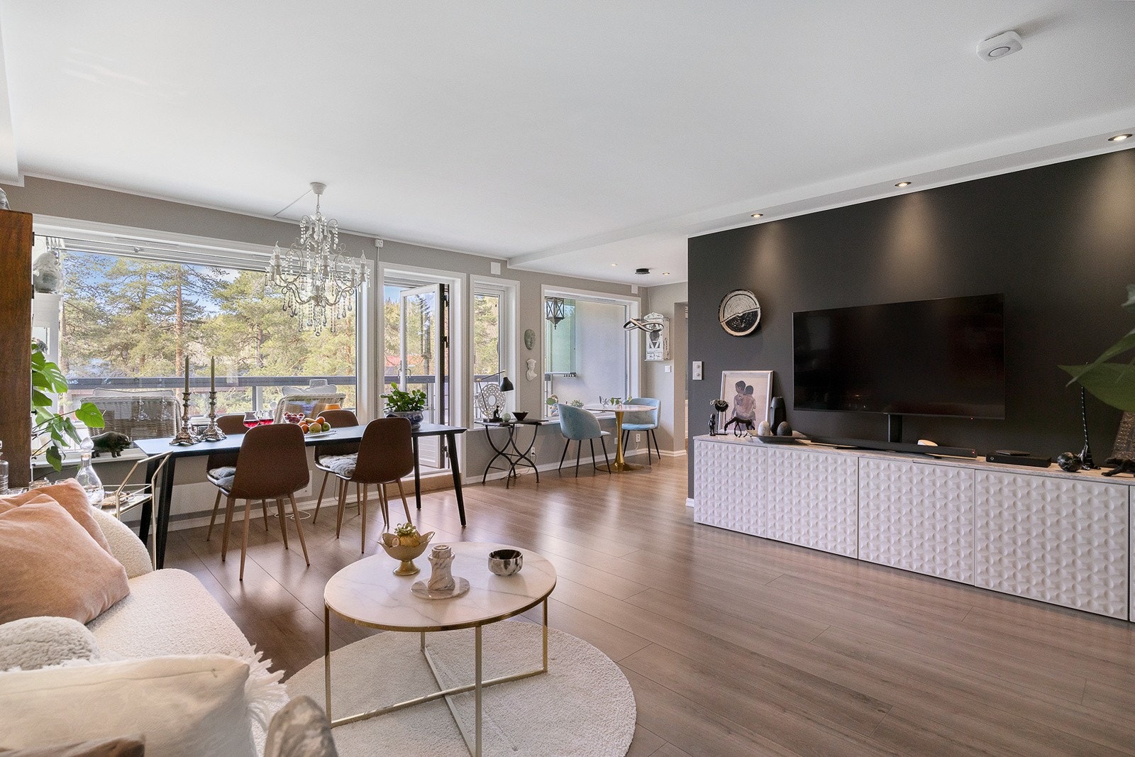 Stue med god plass til sofagruppe og spisebord Galleribilde