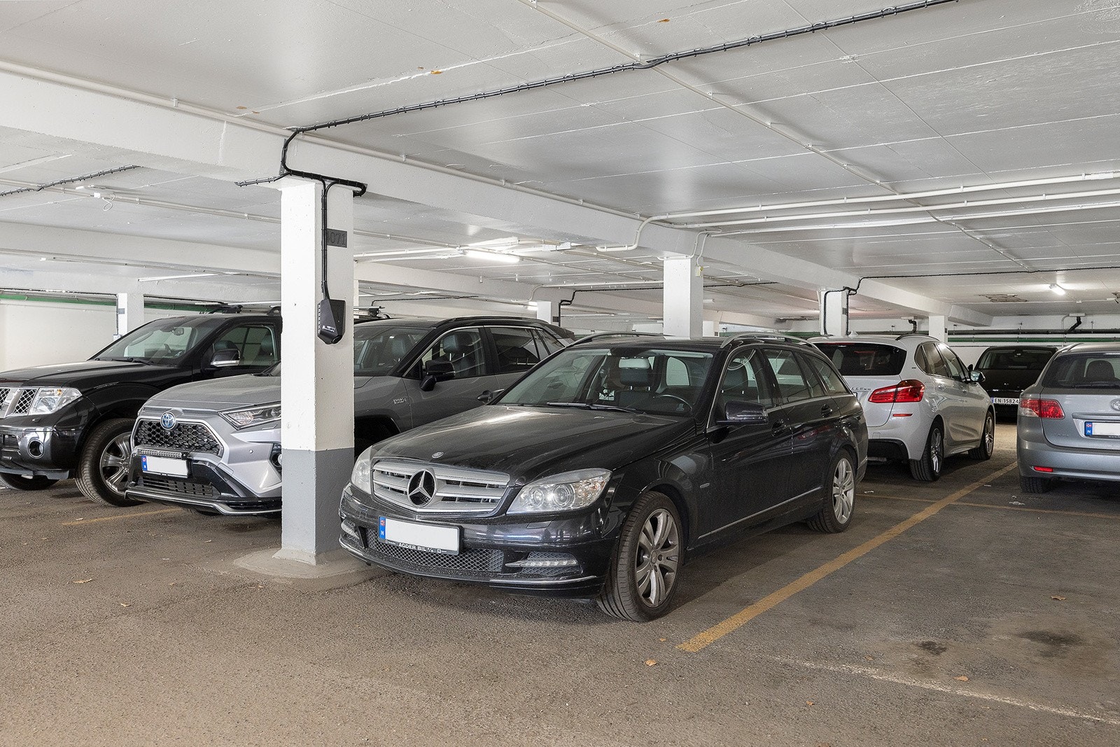 Biloppstillingsplass i felles parkeringshus med montert El-billader Galleribilde