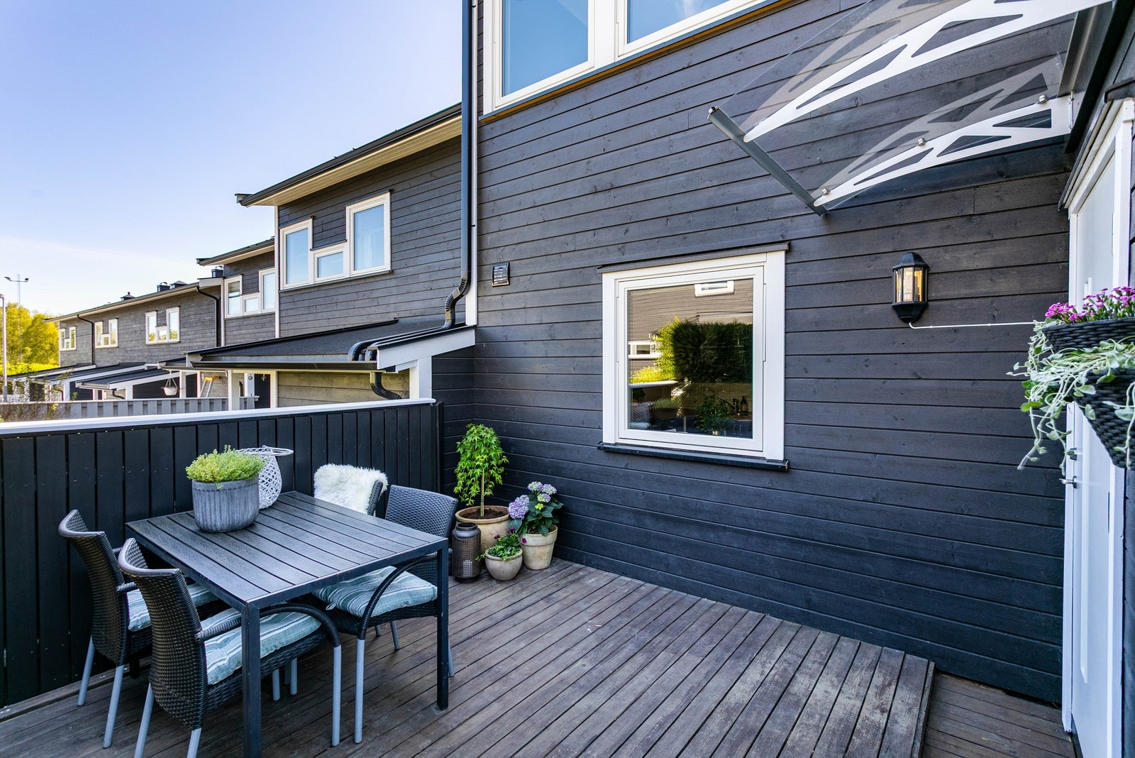 Inngangspartiets terrasse er på varme sommerdager et svalere alternativ til den på motsatt side. Galleribilde