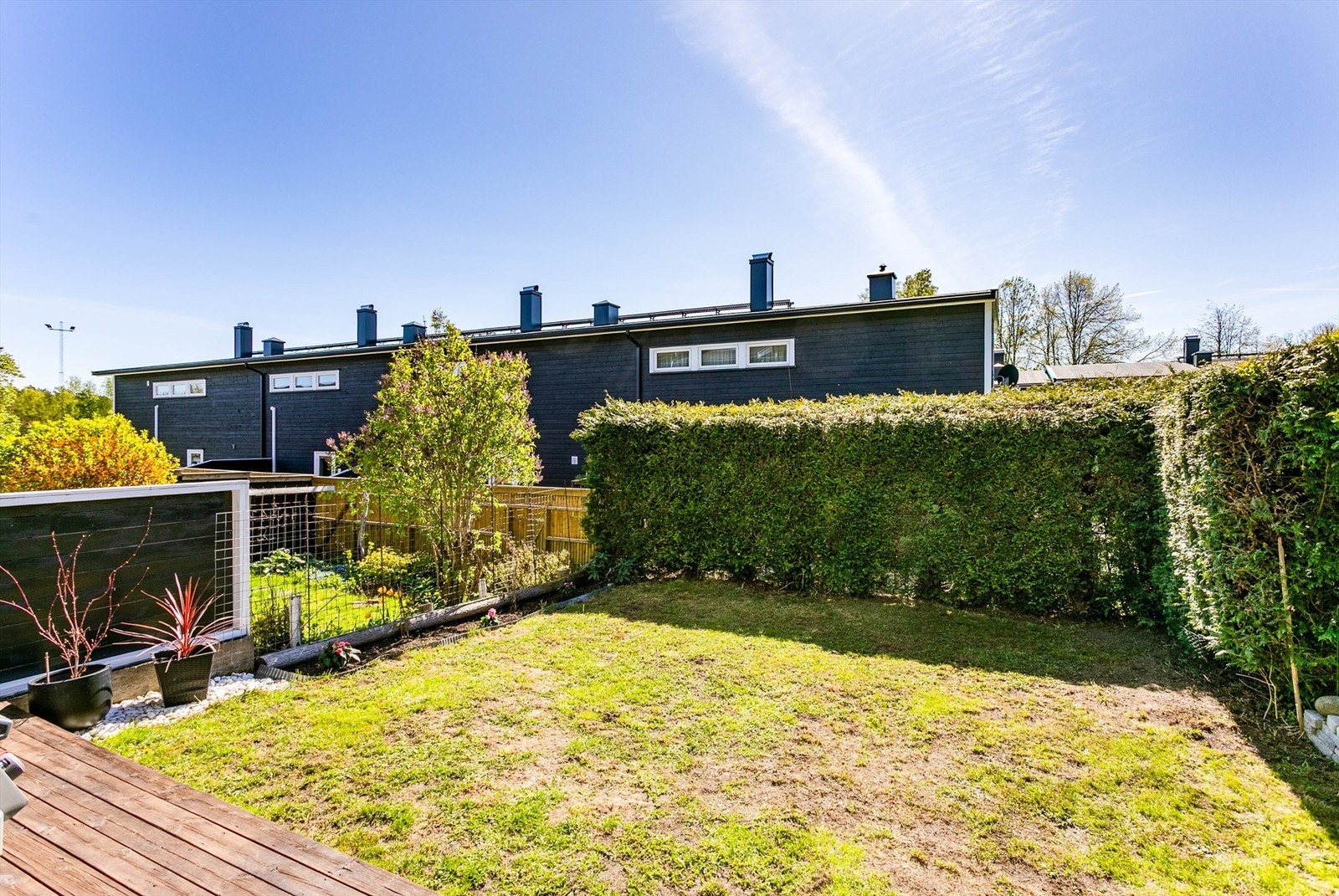 I den lettstelte og usjenerte hagen får familien en fin utendørs tumleplass i egne omgivelser. Solforholdene er meget gode. Galleribilde