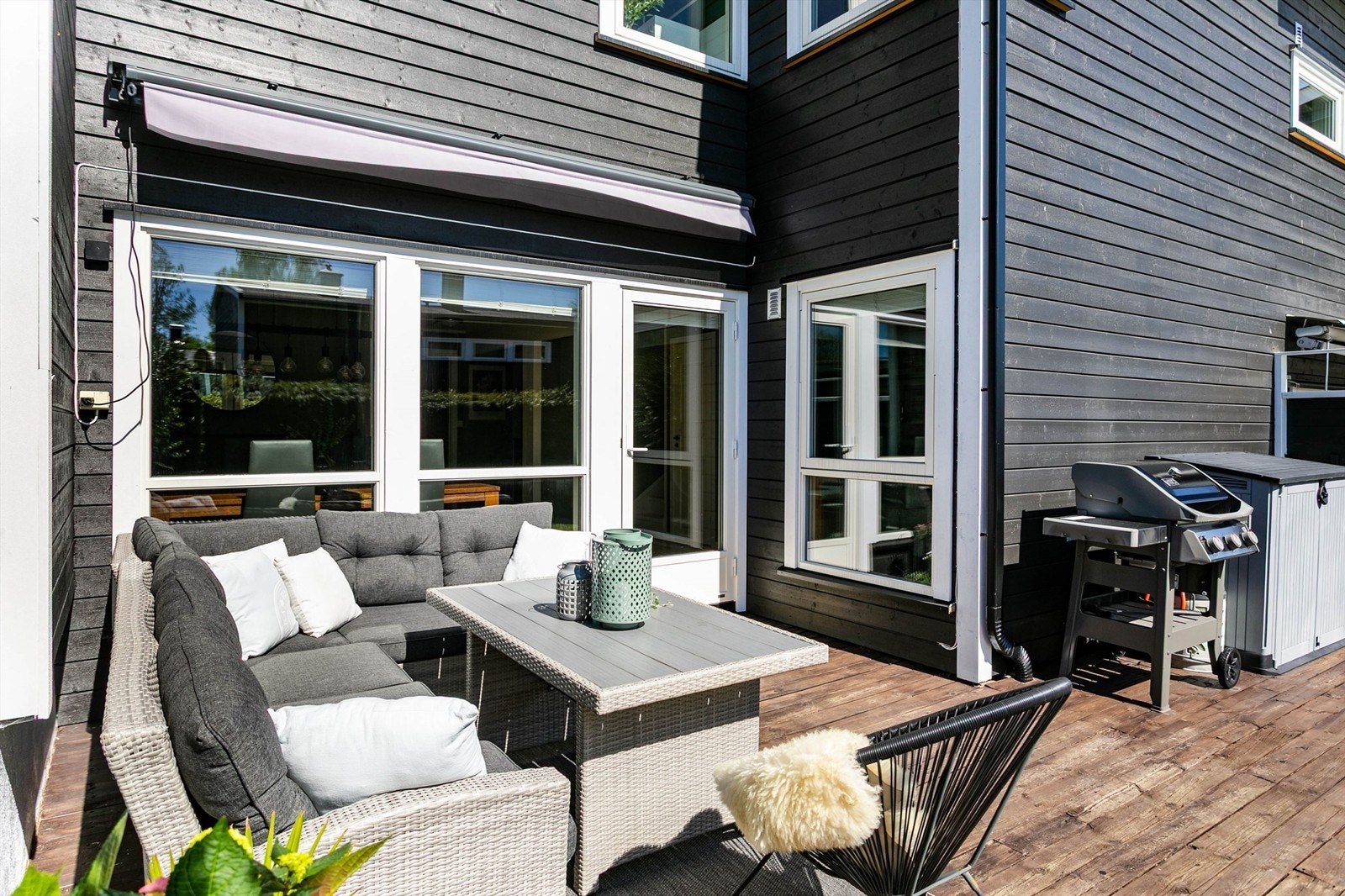 På terrassen er det god plass til både sittegruppe, grill og putekasser. Galleribilde