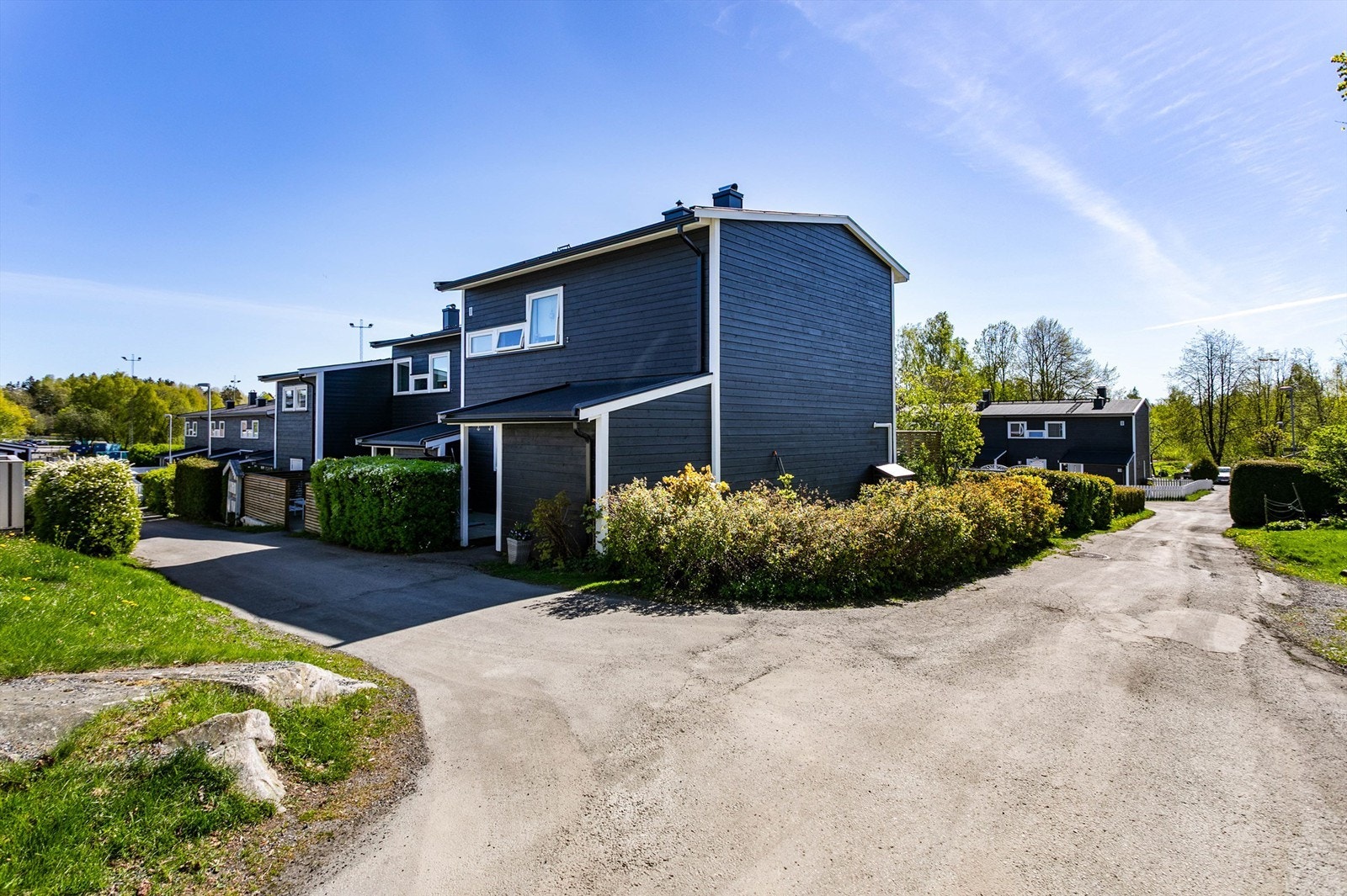 Fra boligen er det kun et fåtall meter å gå til biloppstillingsplass og felles parkeringshus hvor plass kan leies ved tilgjengelighet. Galleribilde