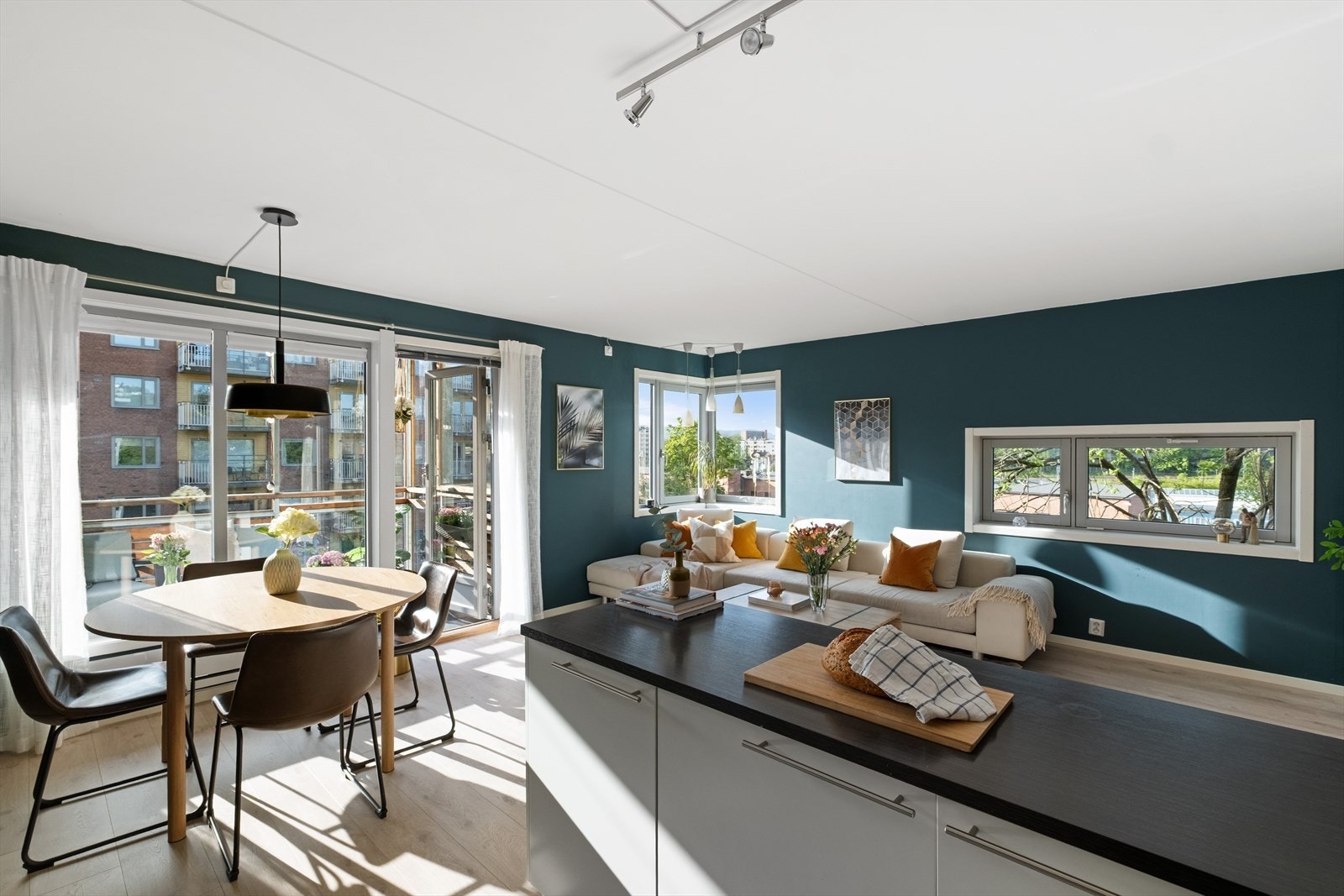 Leiligheten har en arealeffektiv planløsning og er perfekt for deg som ønsker et bredt utvalg av kollektivmuligheter, matbutikker, treningssenter, spisesteder og shopping i umiddelbar nærhet! Galleribilde